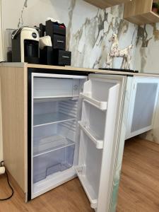 A kitchen or kitchenette at Confort Suites