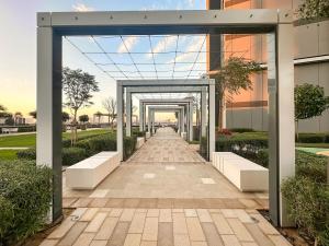 Fotografija u galeriji objekta FIRST CLASS 2BR Mesmerizing Creekfront Views u Dubaiju