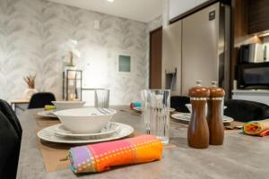 TV i/ili multimedijalni sistem u objektu FIRST CLASS 2BR Mesmerizing Creekfront Views