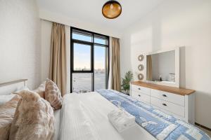 Krevet ili kreveti u jedinici u okviru objekta FIRST CLASS 2BR Mesmerizing Creekfront Views