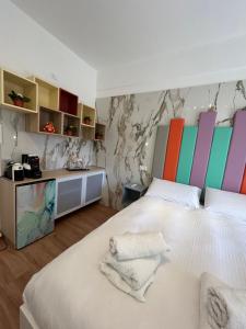 A bed or beds in a room at Confort Suites