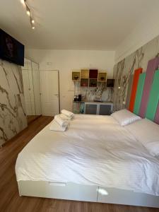 A bed or beds in a room at Confort Suites