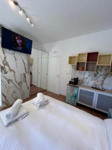 A bed or beds in a room at Confort Suites