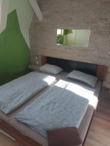 Un dormitorio con dos camas y un espejo. en Corner Apartman Siófok, en Siófok