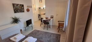 Μια τηλεόραση ή/και κέντρο ψυχαγωγίας στο appartement central chez Eric N4