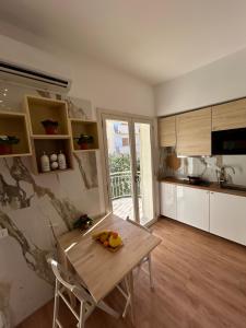 A kitchen or kitchenette at Confort Suites