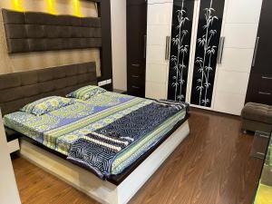 a small bed in a room with at Rukmani Kunj in Varanasi