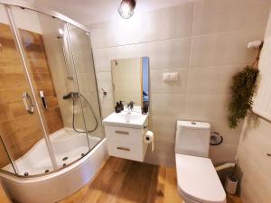 Ένα μπάνιο στο Apartament 2 przy Termach Cieplickich +29 φωτογραφίες