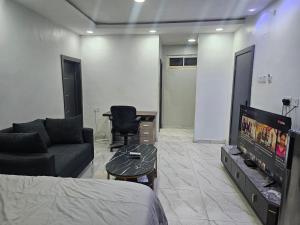 Sjónvarps- og/eða afþreyingartæki á Hen-Cap Apartment Services