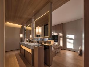 Kuhinja ili čajna kuhinja u objektu Qingdao Wushe Yujianshanju Tangchi Seaview Hotel