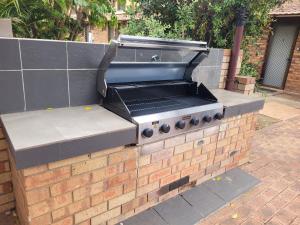 una parrilla en la parte superior de una pared de ladrillo en Kalbarri Reef Villa 2, en Kalbarri