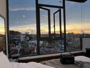 Giường trong phòng chung tại Dốc View Home