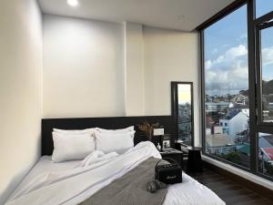 Giường trong phòng chung tại Dốc View Home