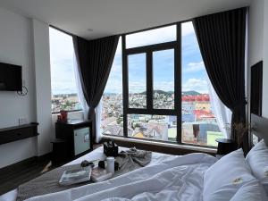 Giường trong phòng chung tại Dốc View Home