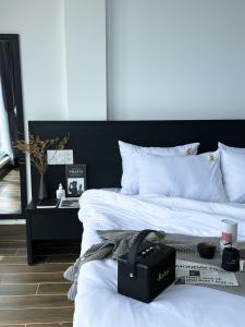 Giường trong phòng chung tại Dốc View Home
