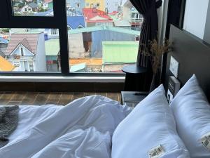 Giường trong phòng chung tại Dốc View Home