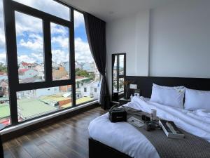 Giường trong phòng chung tại Dốc View Home