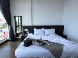 Giường trong phòng chung tại Dốc View Home