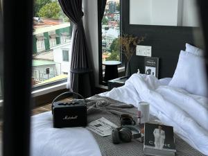 Giường trong phòng chung tại Dốc View Home