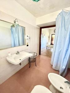 Un baño con lavabo, inodoro y espejo. en Italyfarmstay, en Pescosolido