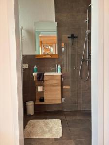 Photo de la galerie de l'établissement Übernachtung beim Bio-Metzger Zimmer "Karl", à Mössingen 16 autres photos