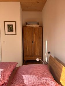 Photo de la galerie de l'établissement Übernachtung beim Bio-Metzger Zimmer "Karl", à Mössingen