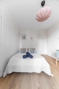 a bedroom with a bed with a pink ceiling at Grande Maison Clermont - Appartements centre ville in Clermont-Ferrand