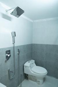 库克斯巴扎Sun Oasis Resort的带淋浴、卫生间和淋浴头的浴室