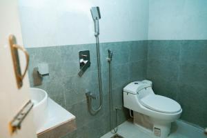 库克斯巴扎Sun Oasis Resort的带淋浴、马桶和水槽的浴室