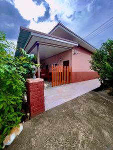 een huis waar een hond voor ligt bij Lamai Home 2 in Ko Yao Noi