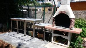 horno al aire libre con mesa y mesa en Camping Cremona Turanj, en Turanj