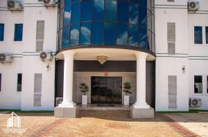 Façana o entrada de Udokanson Hotel And Suites