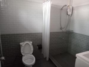 een badkamer met een douche, toilet en wastafel bij Lamai Home 2 in Ko Yao Noi