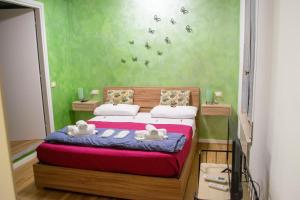 a bedroom with a bed with two rabbits on it at Maruffi 17 zona clinica bilocali in Piacenza