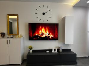 Μια τηλεόραση ή/και κέντρο ψυχαγωγίας στο Apartment Courtyard Long Beach Iskele