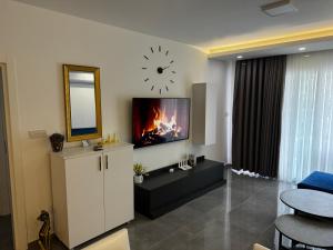 Μια τηλεόραση ή/και κέντρο ψυχαγωγίας στο Apartment Courtyard Long Beach Iskele