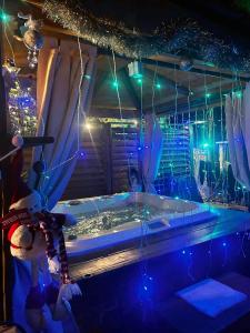 海滨圣玛丽Les Chambres de Paulette Chambres à Thème Jack Sparrow的客房内的浴缸配有圣诞灯
