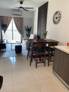 Ruang duduk di 1Bedroom Edumetro Tower C by Fieza