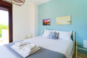 Postel nebo postele na pokoji v ubytování Guedin Sea Side Maisonette, Nikiti