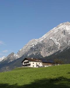 una casa su una collina di fronte a una montagna di Erholung am Lehmooserhof a Gnadenwald