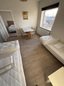 En eller flere senger på et rom på Folsted - Værelse 204 med eget badeværelse og fri parkering