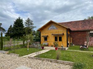 En have udenfor Chalet - Spa Jacuzzi le Rouge-Gorge
