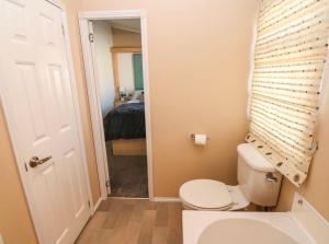 Koupelna v ubytování A and C Lodge Plot 21 2 double bedrooms PLOT 21 With HOT TUB 1 pet only No Commercial Vans 4pm check in