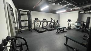 Apartment in Abu Dhabi for rent的健身中心和/或健身设施