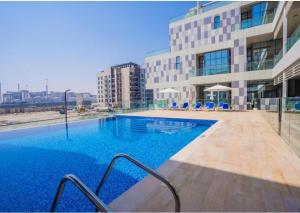 Apartment in Abu Dhabi for rent内部或周边的泳池