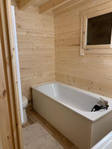 Billede fra billedgalleriet på Chalet - Spa Jacuzzi le Rouge-Gorge i Bosjean + 12 billeder