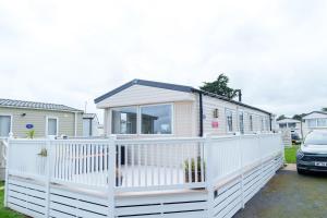 布里克瑟姆Springfield B6的一座带白色围栏的小房子