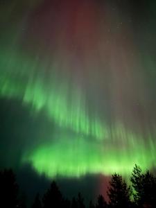 un'immagine dell'aurora boreale nel cielo di Frosty Brook Cottage Hosted by Hygge Host a Lehtola
