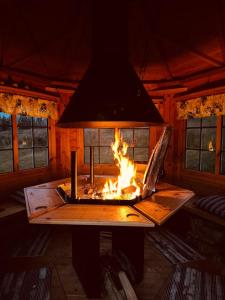 un camino in una stanza con un camino di Frosty Brook Cottage Hosted by Hygge Host a Lehtola