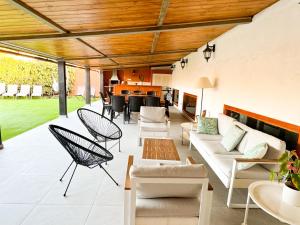 Posezení v ubytování Luxury Banana Haven Villa with pool by CanaryScape